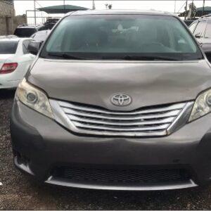 Tokunbo Toyota Sienna XLE 2011 Model